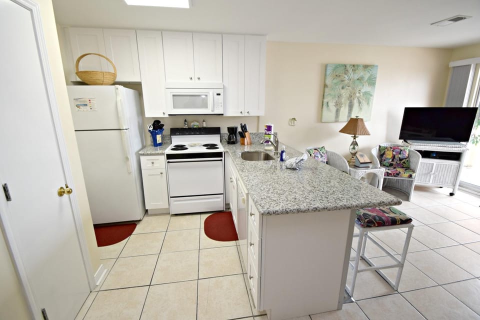 TV and multimedia, Coffee/tea facilities, Kitchen or kitchenette, Seating area, Dining area, stove