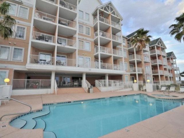 Property building, Day, Swimming pool, sunbed