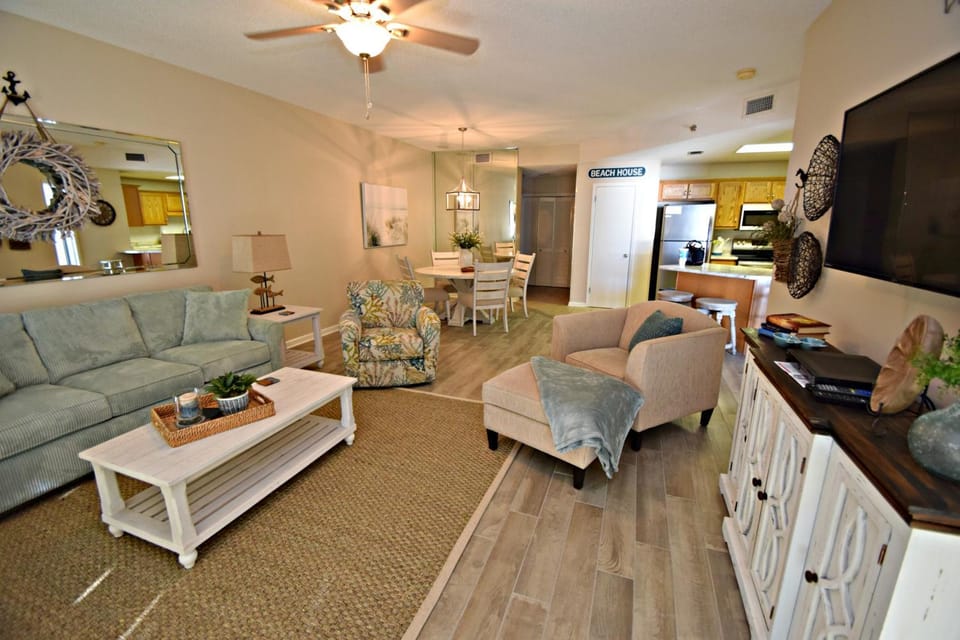 TV and multimedia, Kitchen or kitchenette, Living room, Photo of the whole room, Seating area, Dining area
