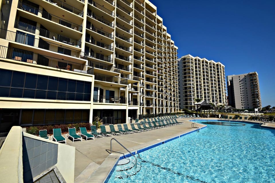 Property building, Day, Swimming pool, sunbed