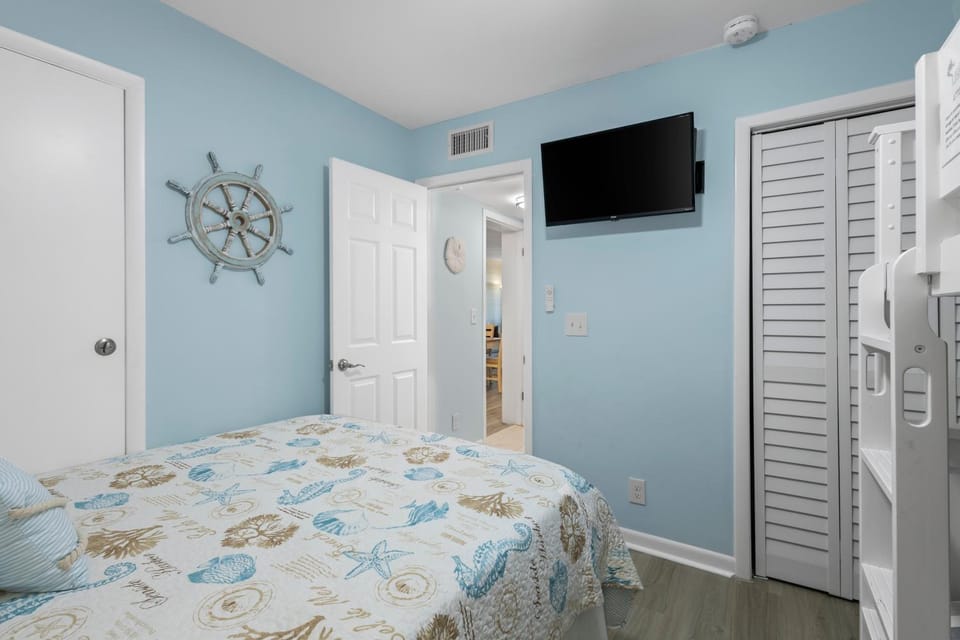Bed, TV and multimedia, Bedroom