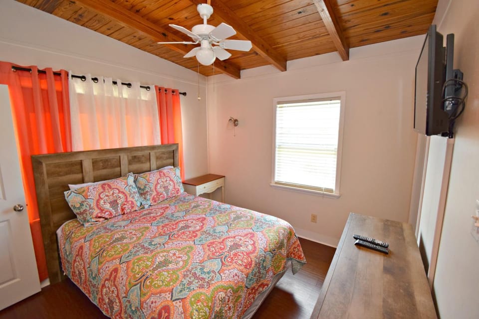 Bed, TV and multimedia, Bedroom