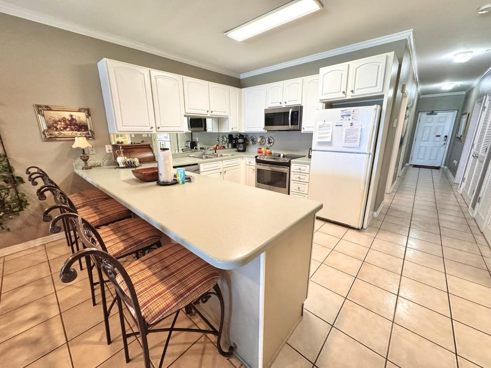 Kitchen or kitchenette, dishwasher, stove