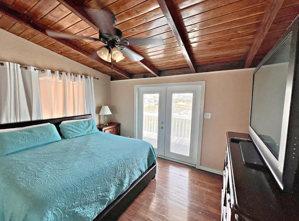 Bed, TV and multimedia, Bedroom
