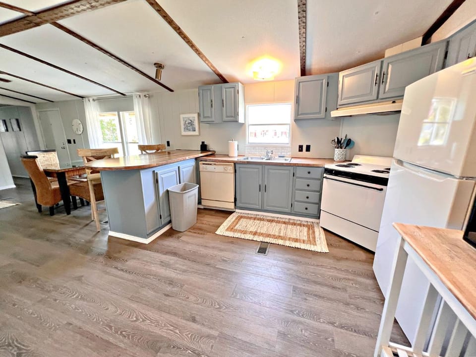 Kitchen or kitchenette, stove, kitchen