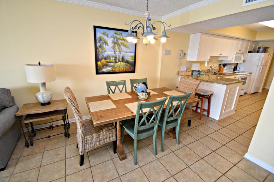 Kitchen or kitchenette, Seating area, Dining area, oven