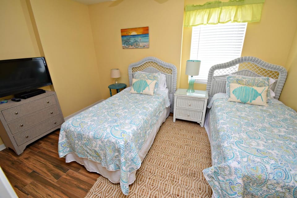 Bed, TV and multimedia, Bedroom
