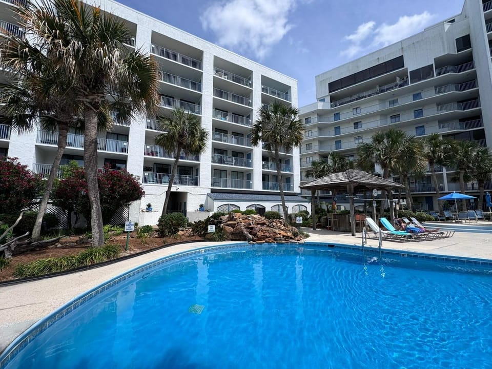 Property building, Day, Pool view, Swimming pool, sunbed