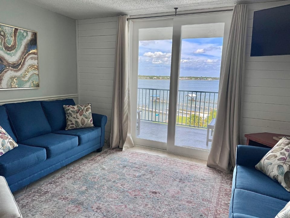 View (from property/room), Living room, Photo of the whole room, Seating area, River view