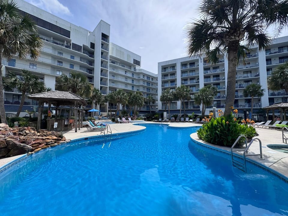 Property building, Day, Pool view, Swimming pool