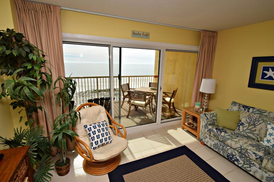 View (from property/room), Living room, Seating area