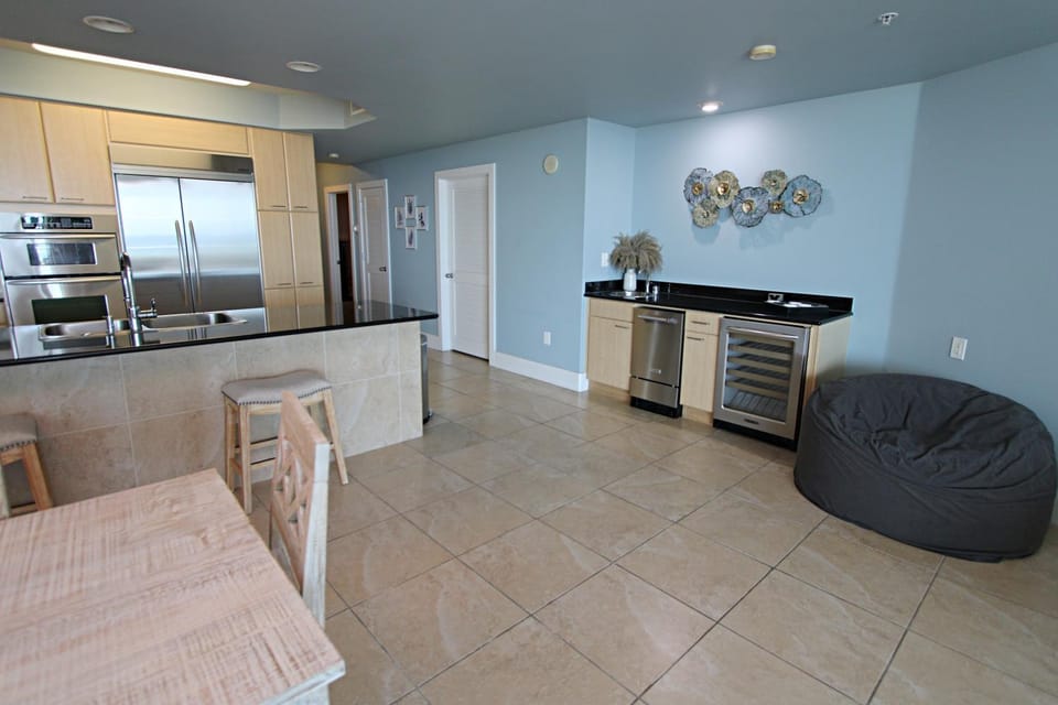 Kitchen or kitchenette, Dining area, minibar, oven, stove