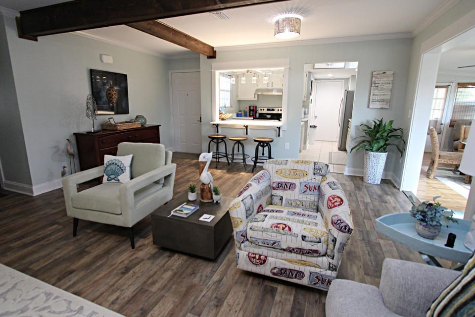Kitchen or kitchenette, Living room, Seating area, Dining area