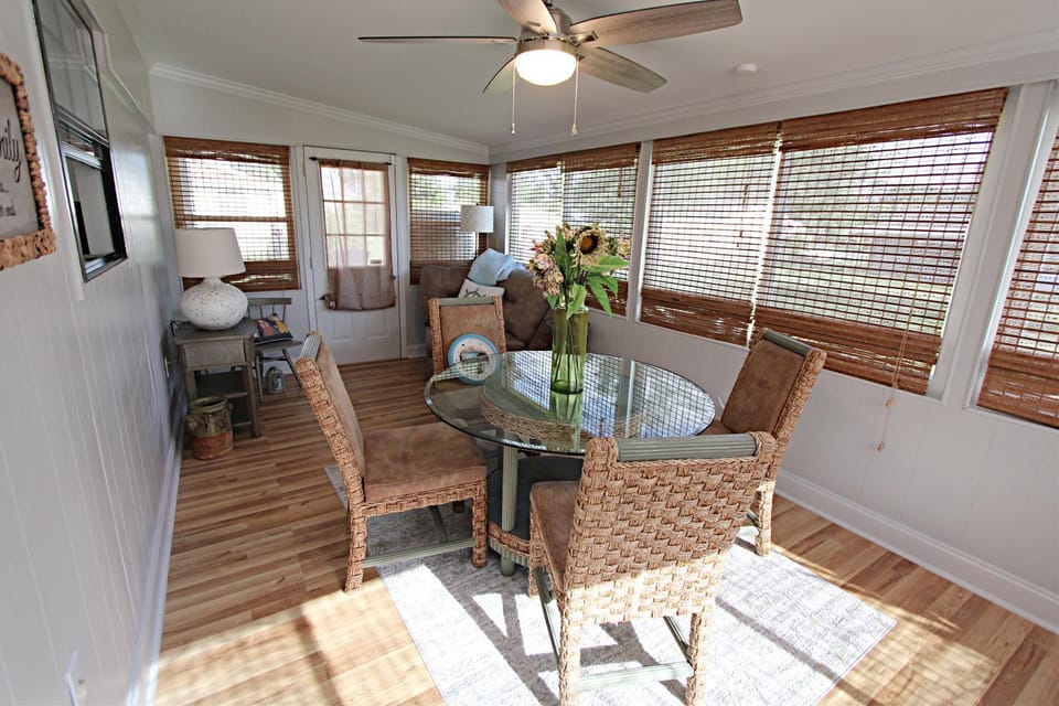 Seating area, Dining area
