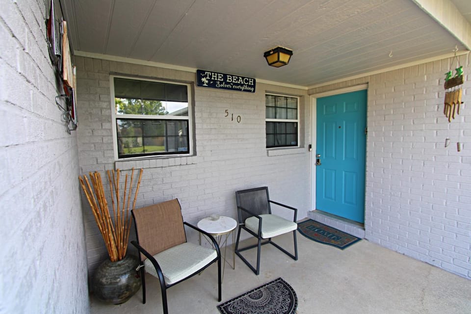 Facade/entrance, Day, Seating area