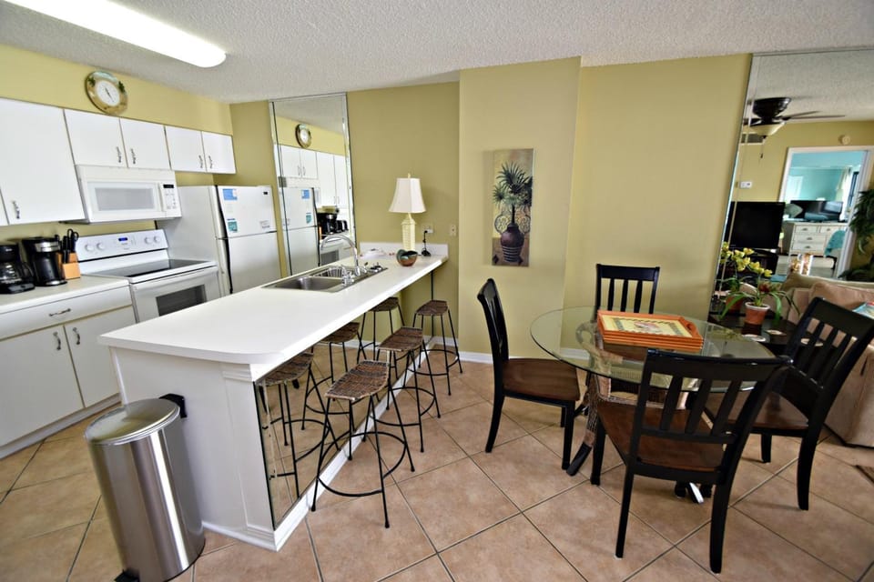 Kitchen or kitchenette, Photo of the whole room, Seating area, Dining area