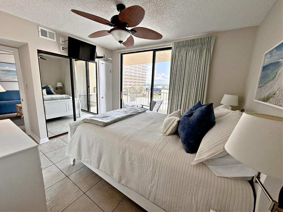 Bed, TV and multimedia, Bedroom