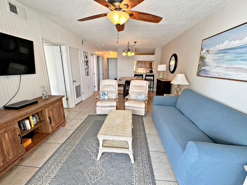 TV and multimedia, Kitchen or kitchenette, Living room, Seating area, Dining area