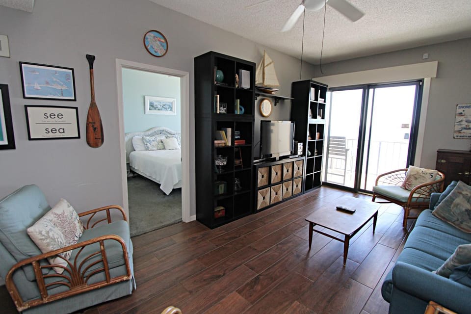 Bed, TV and multimedia, Living room, Seating area, Bedroom
