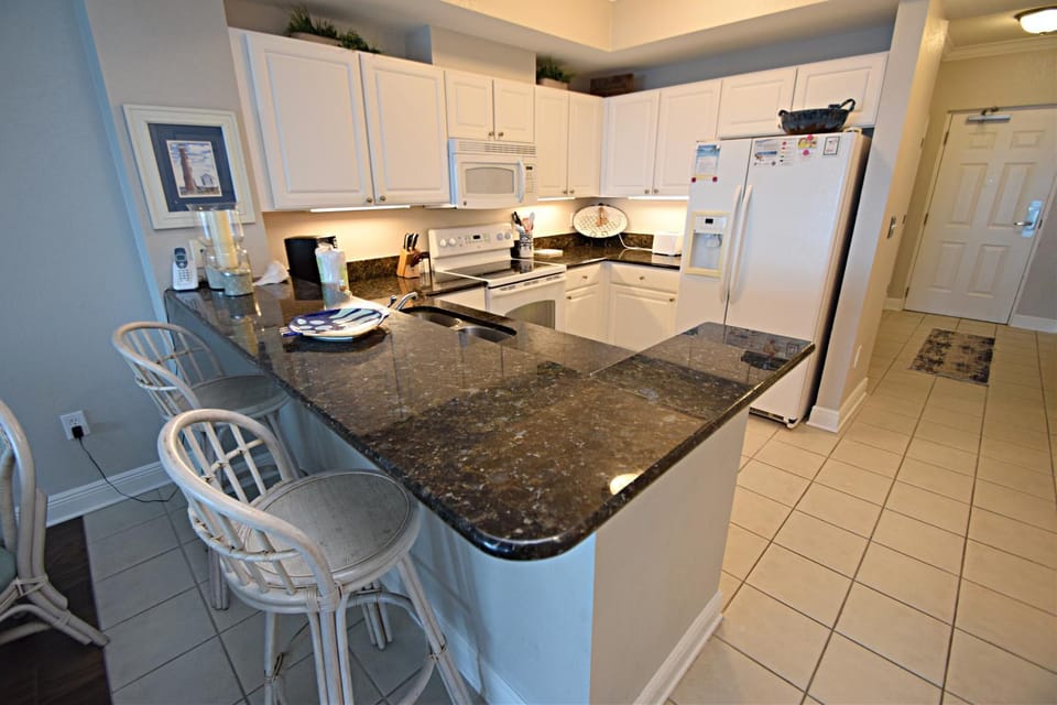 Kitchen or kitchenette, minibar, oven, stove, toaster