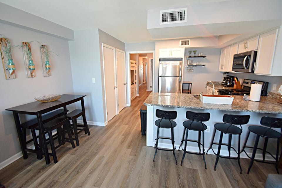 Coffee/tea facilities, Kitchen or kitchenette, oven, kitchen