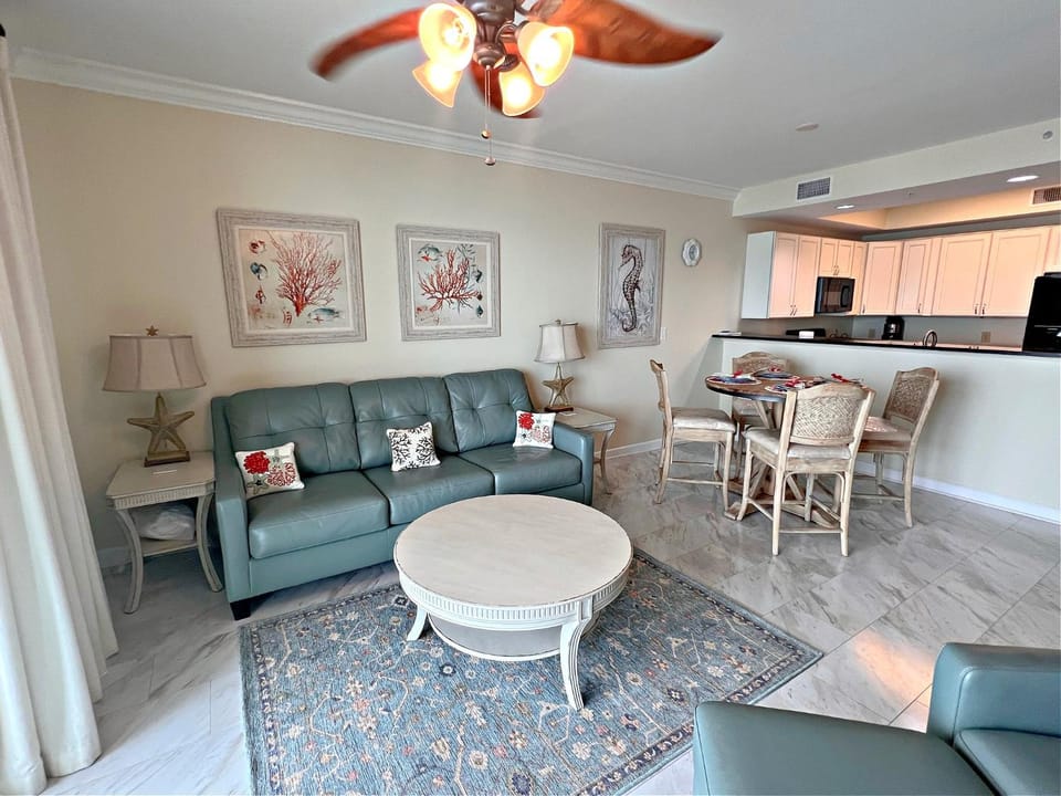 TV and multimedia, Kitchen or kitchenette, Living room, Seating area, Dining area