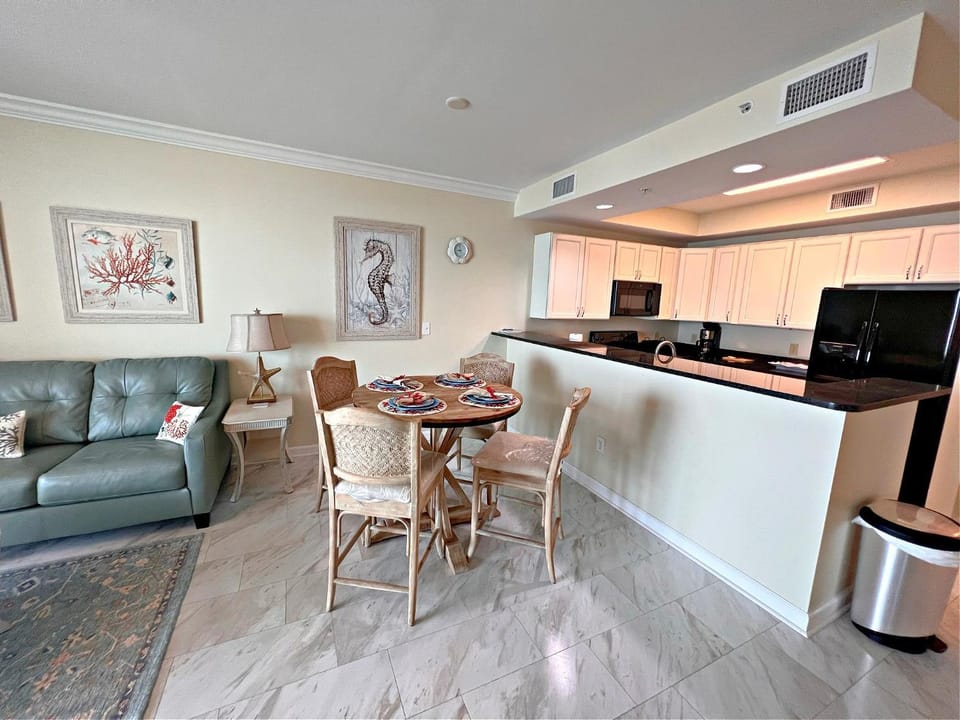TV and multimedia, Kitchen or kitchenette, Living room, Seating area, Dining area, oven