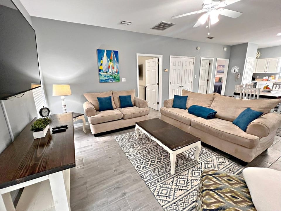 TV and multimedia, Living room, Seating area, Dining area