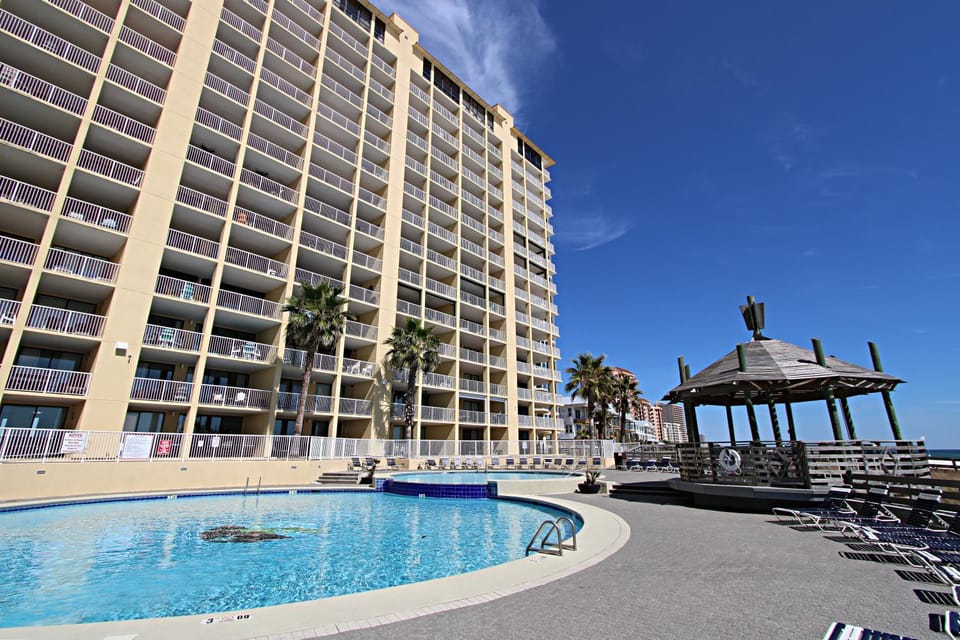 Property building, Day, Pool view, Swimming pool, sunbed