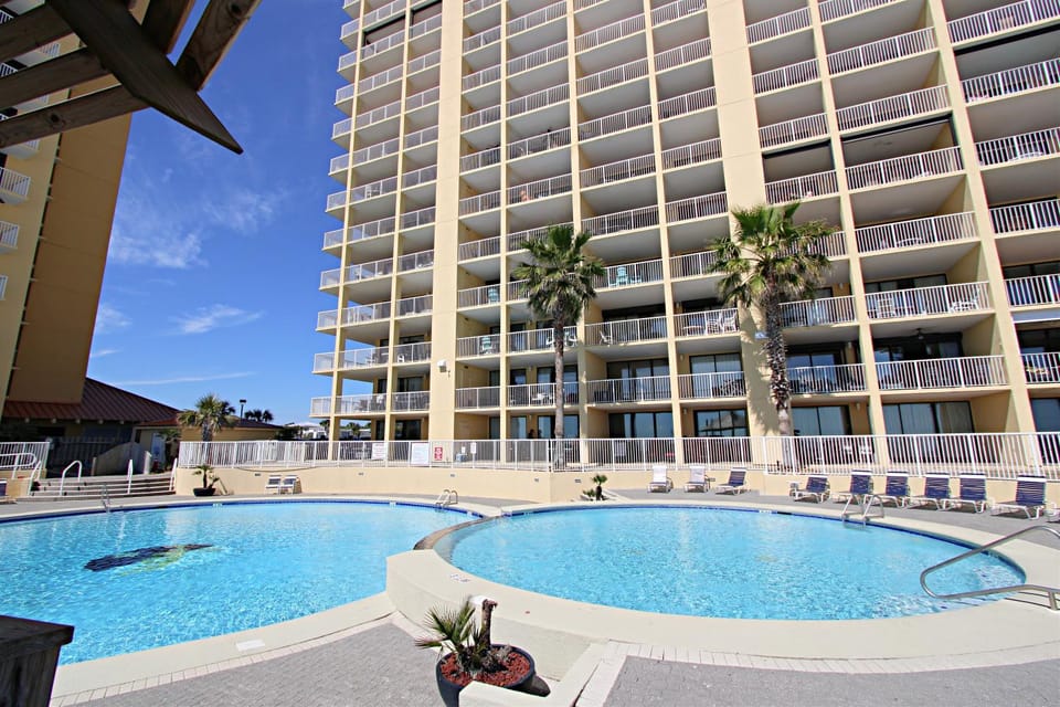 Property building, Day, Swimming pool, sunbed