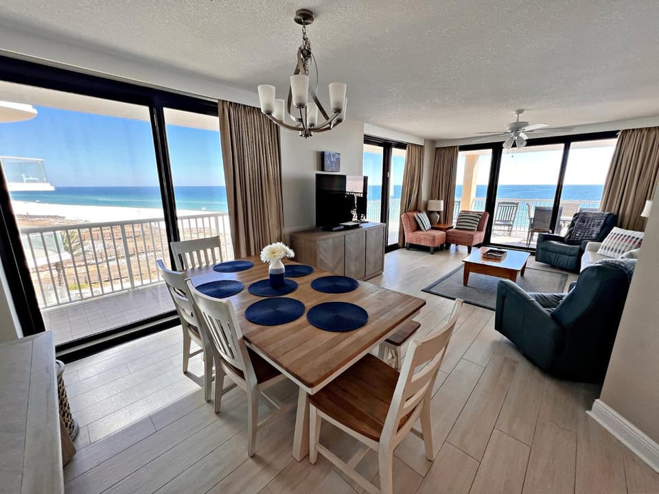TV and multimedia, Balcony/Terrace, Living room, Seating area, Dining area
