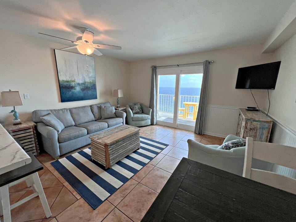 TV and multimedia, Living room, Photo of the whole room, Seating area