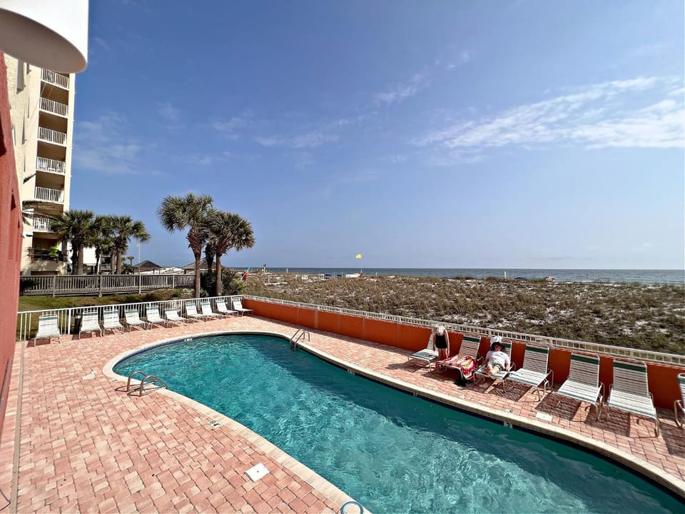 Property building, Day, Pool view, Swimming pool, sunbed
