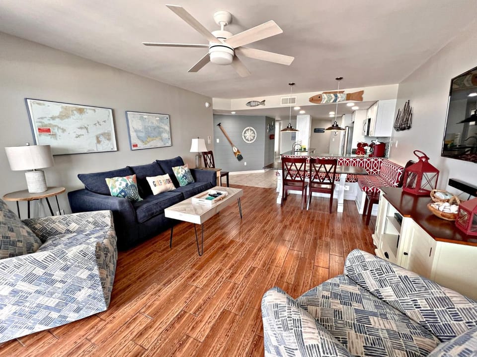 TV and multimedia, Living room, Photo of the whole room, Seating area, Dining area