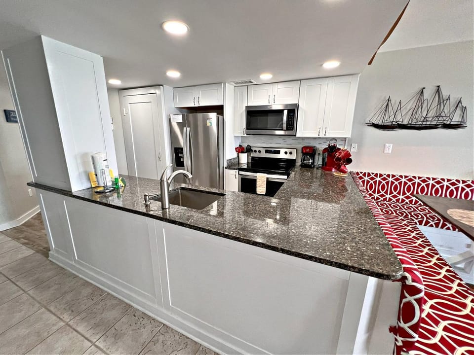 Coffee/tea facilities, Kitchen or kitchenette, oven, kitchen