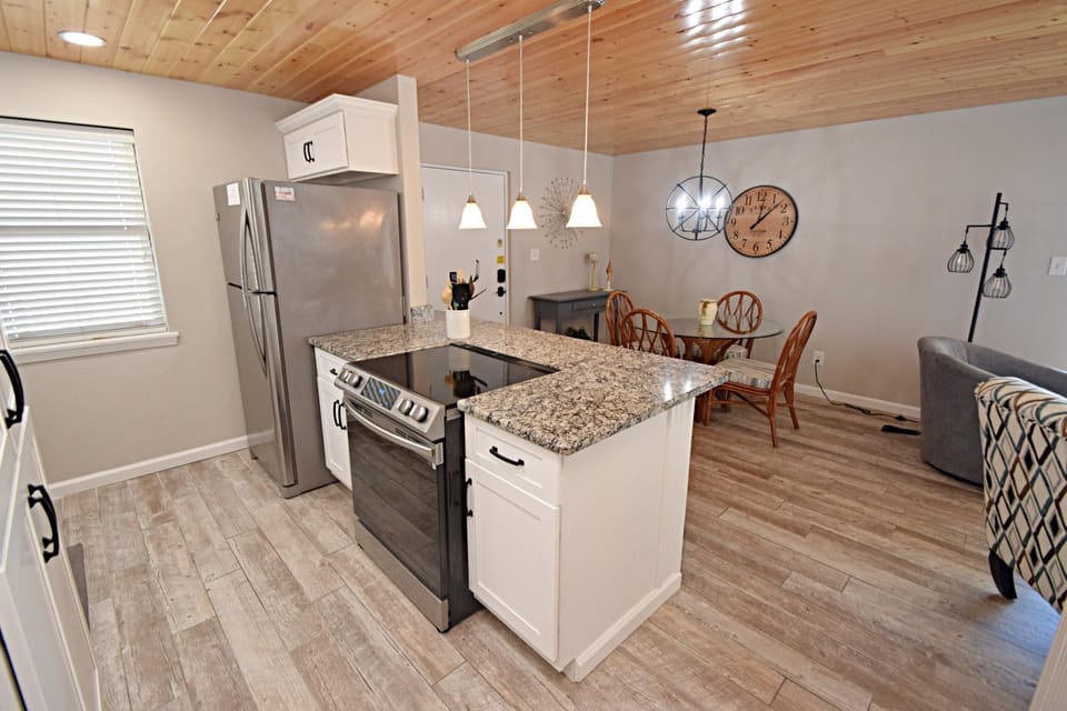 Kitchen or kitchenette, Seating area, Dining area
