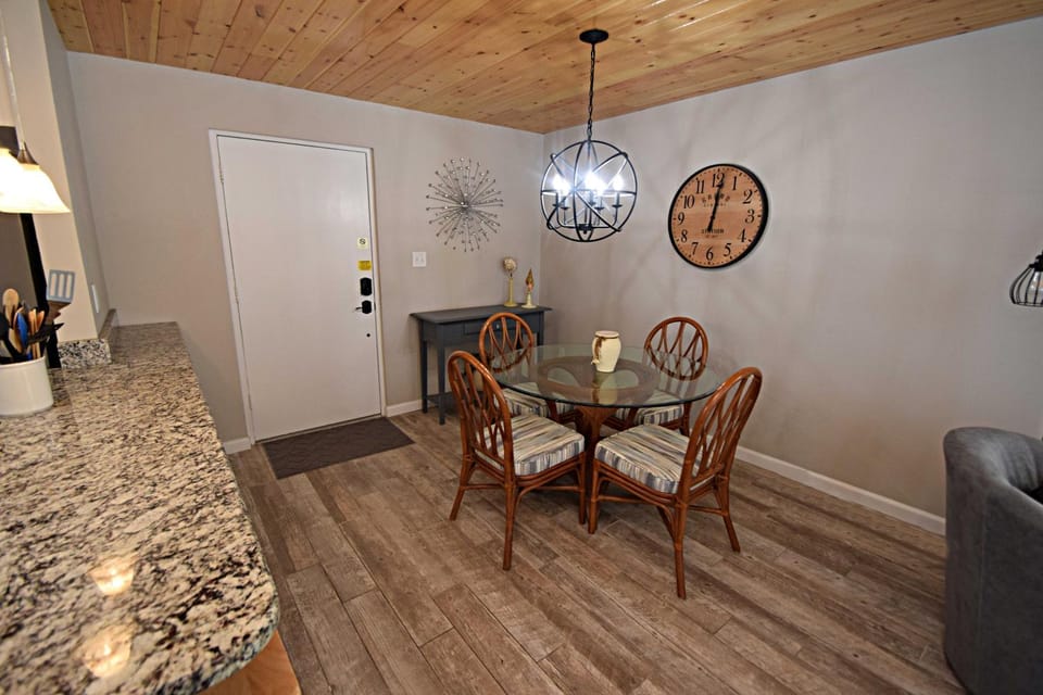 Seating area, Dining area
