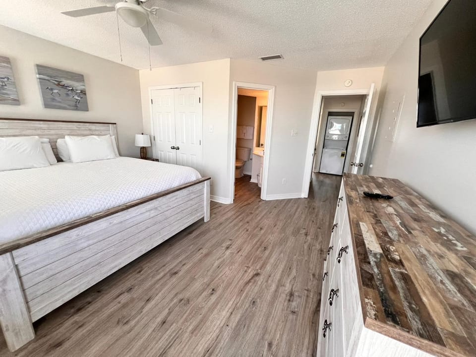 Bed, TV and multimedia, Bedroom