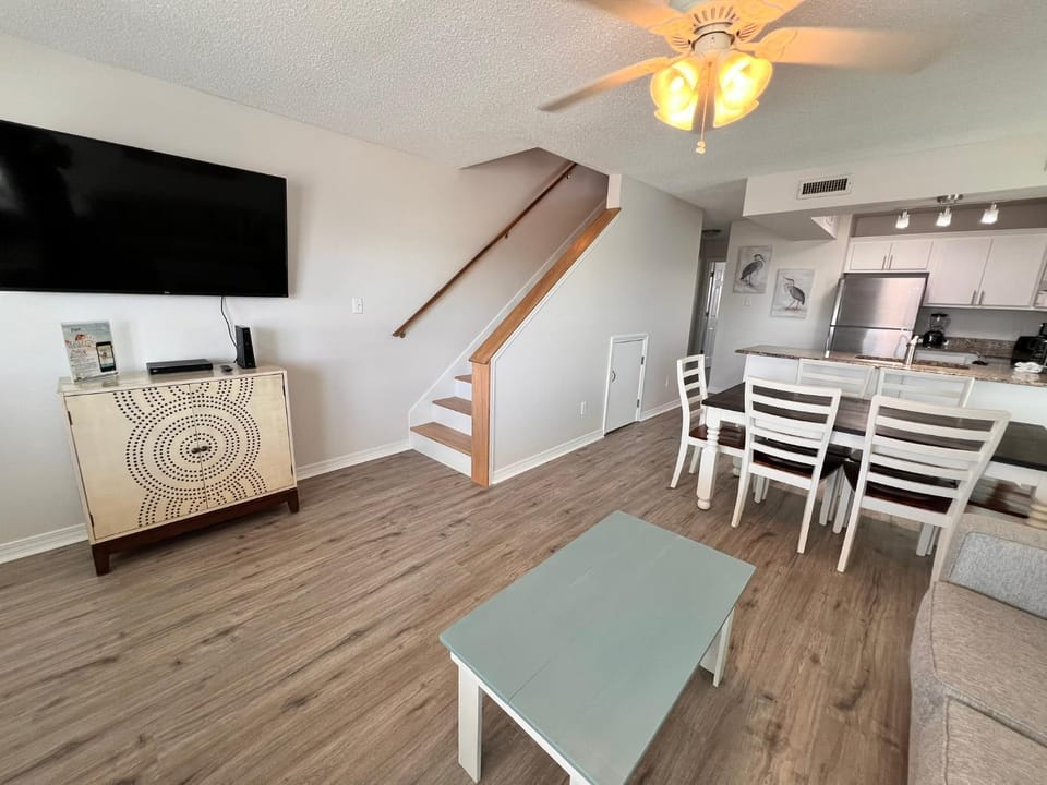 TV and multimedia, Kitchen or kitchenette, Living room, Seating area, Dining area