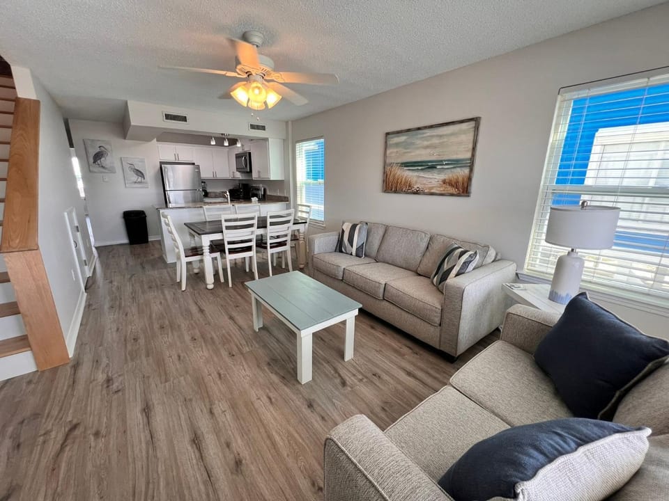 Kitchen or kitchenette, Living room, Seating area, Dining area, oven