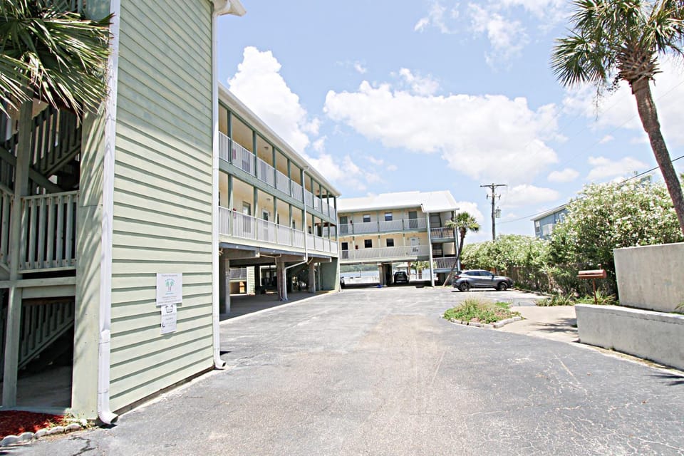 Property building, Facade/entrance, Day, Neighbourhood, Parking