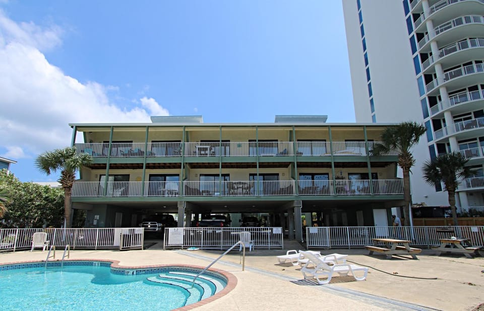 Property building, Day, Swimming pool, Swimming pool, sunbed