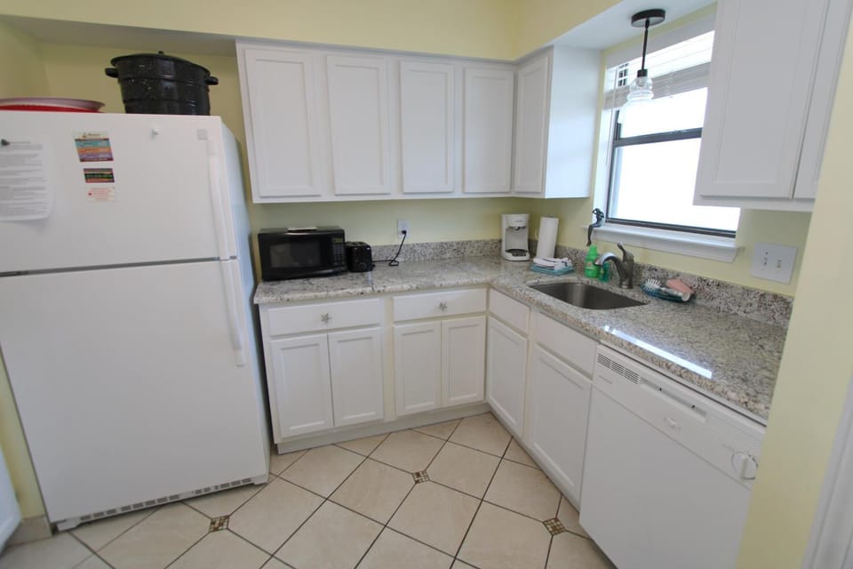 Kitchen or kitchenette, Other, dishwasher, oven, toaster