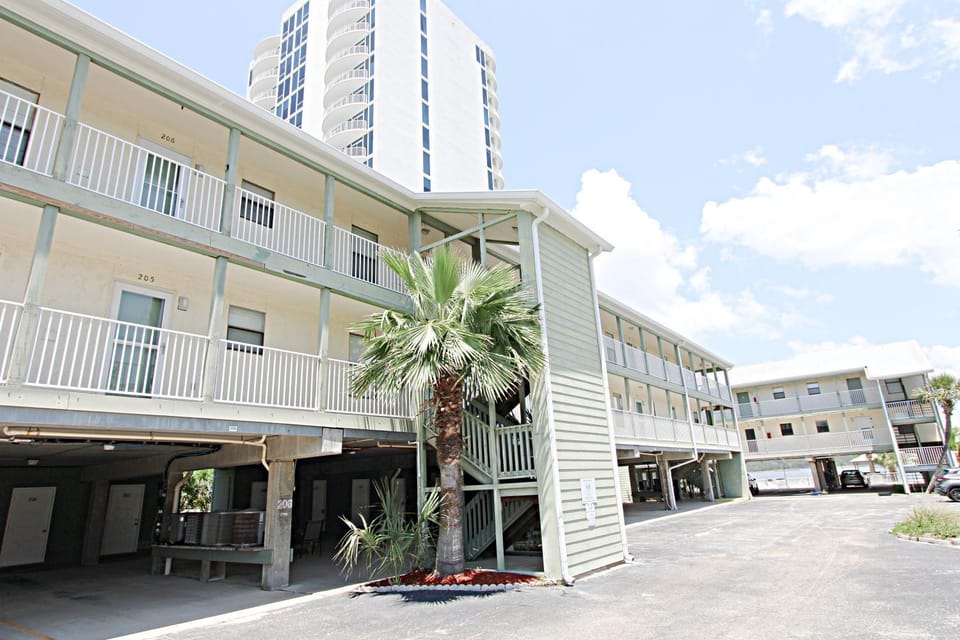 Property building, Facade/entrance, Day