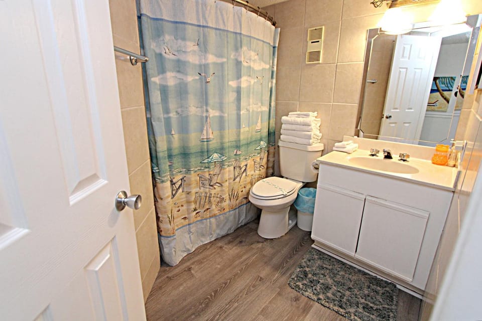 Toilet, Bathroom, towels