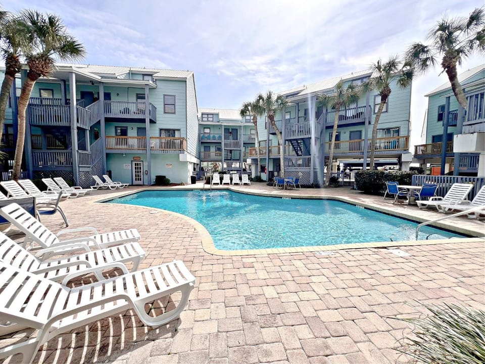 Property building, Day, Pool view, Swimming pool, sunbed