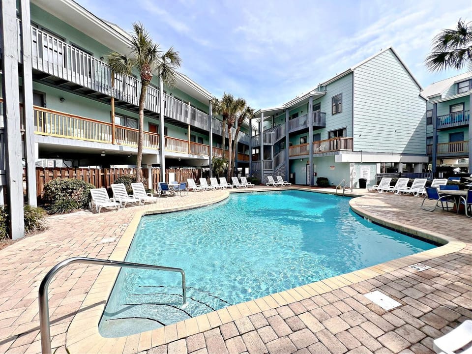 Property building, Day, Pool view, Swimming pool, sunbed