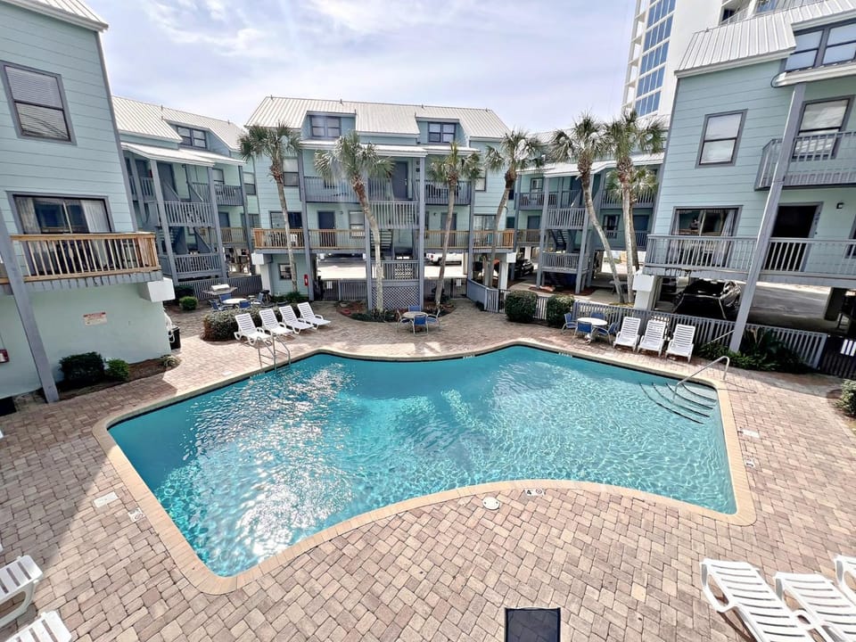 Property building, Day, Pool view, Swimming pool, sunbed