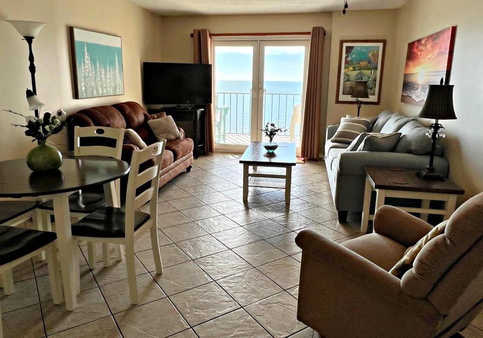 TV and multimedia, Living room, Photo of the whole room, Seating area, Dining area