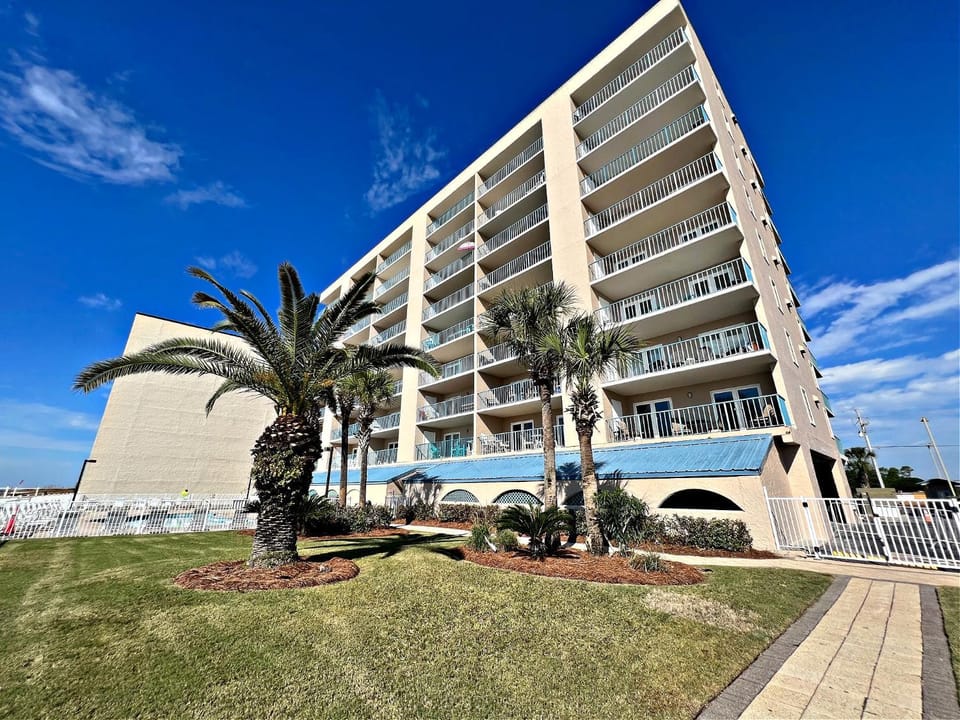 Property building, Facade/entrance, Day